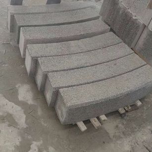 玉溪芝麻白弧形路牙石